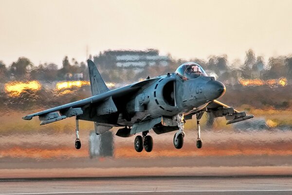 Harrier AV - 8B decollo dall aeroporto