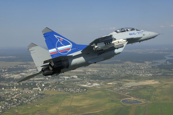 Avión caza bombardero MIG 35