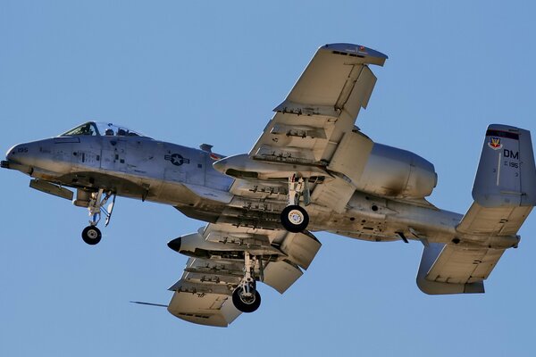 Avion de combat volant dans le ciel bleu