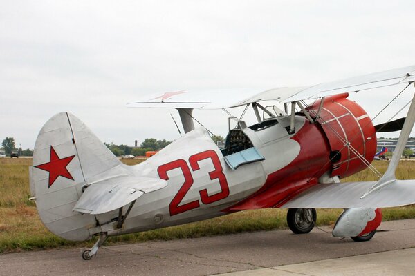 Avión soviético blanco rojo con alas y hélice