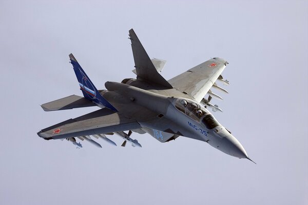 MIG-35-Kampfflugzeug mit Raketen am Himmel