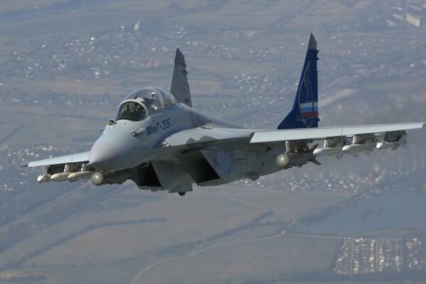 Avión MIG-35 de la aviación rusa en el cielo