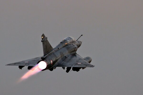 A fighter with a turbine goes into flight