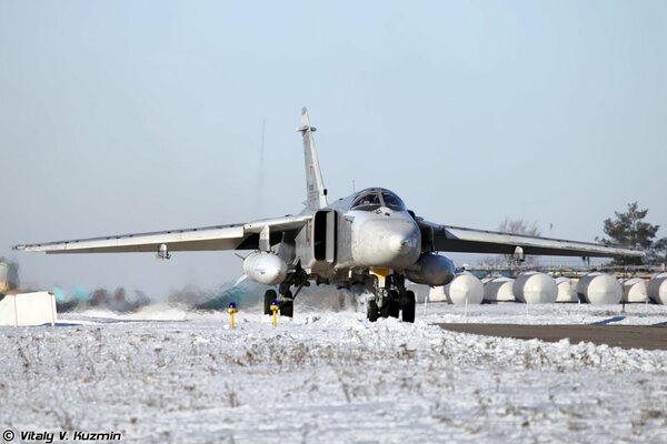 Bombardiere su-24 sulla pista in inverno