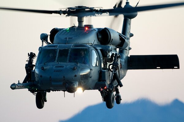 El helicóptero Pave Hawk vuela en el cielo