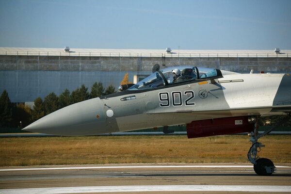 Su 35 fighter pilot s cabin preparation for takeoff