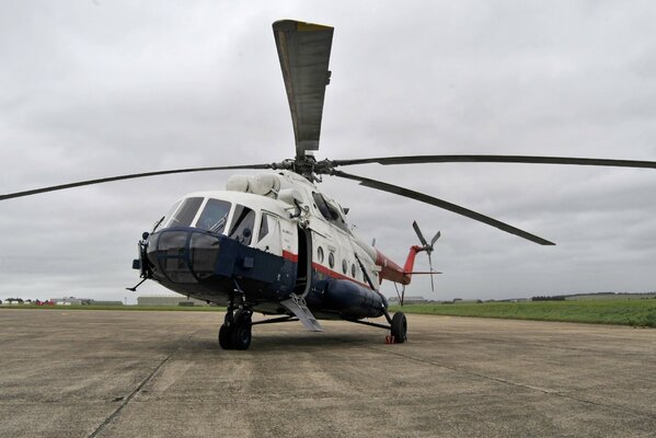 Großer Hubschrauber mit riesigen Schaufeln