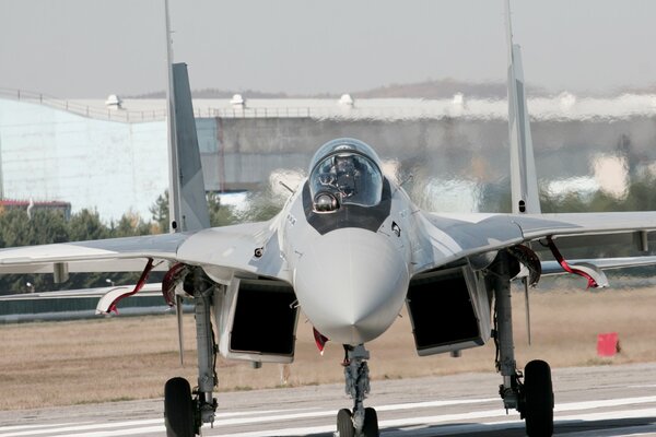 Su-35 sulla pista si prepara al decollo