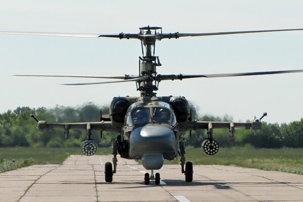 Helicóptero militar en la plataforma de despegue