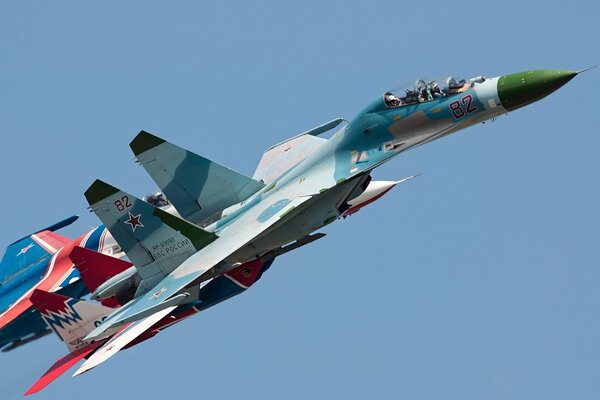 Un avion su -27 s envole dans le ciel bleu