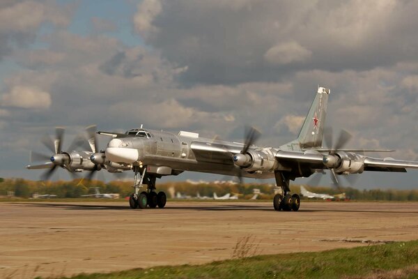 RUSSISCHER, strategischer Bomber TU-95 MS