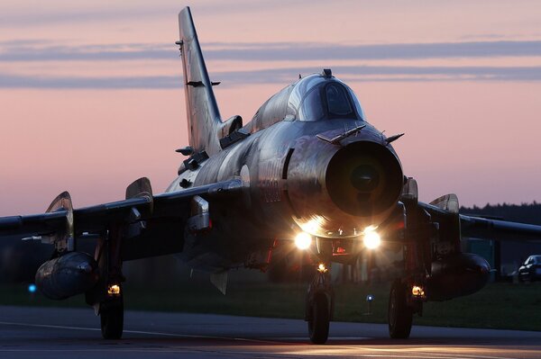 Su-22m4 Bomber auf dem Hintergrund des Abendhimmels