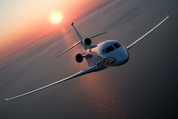 Avion Liner mer et ciel soleil coucher de soleil