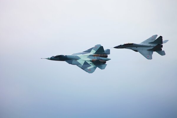 Dos legendarios aviones T - 50 y MIG-29m2