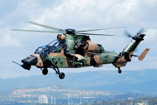 Hubschrauber Tiger am Himmel über der Stadt