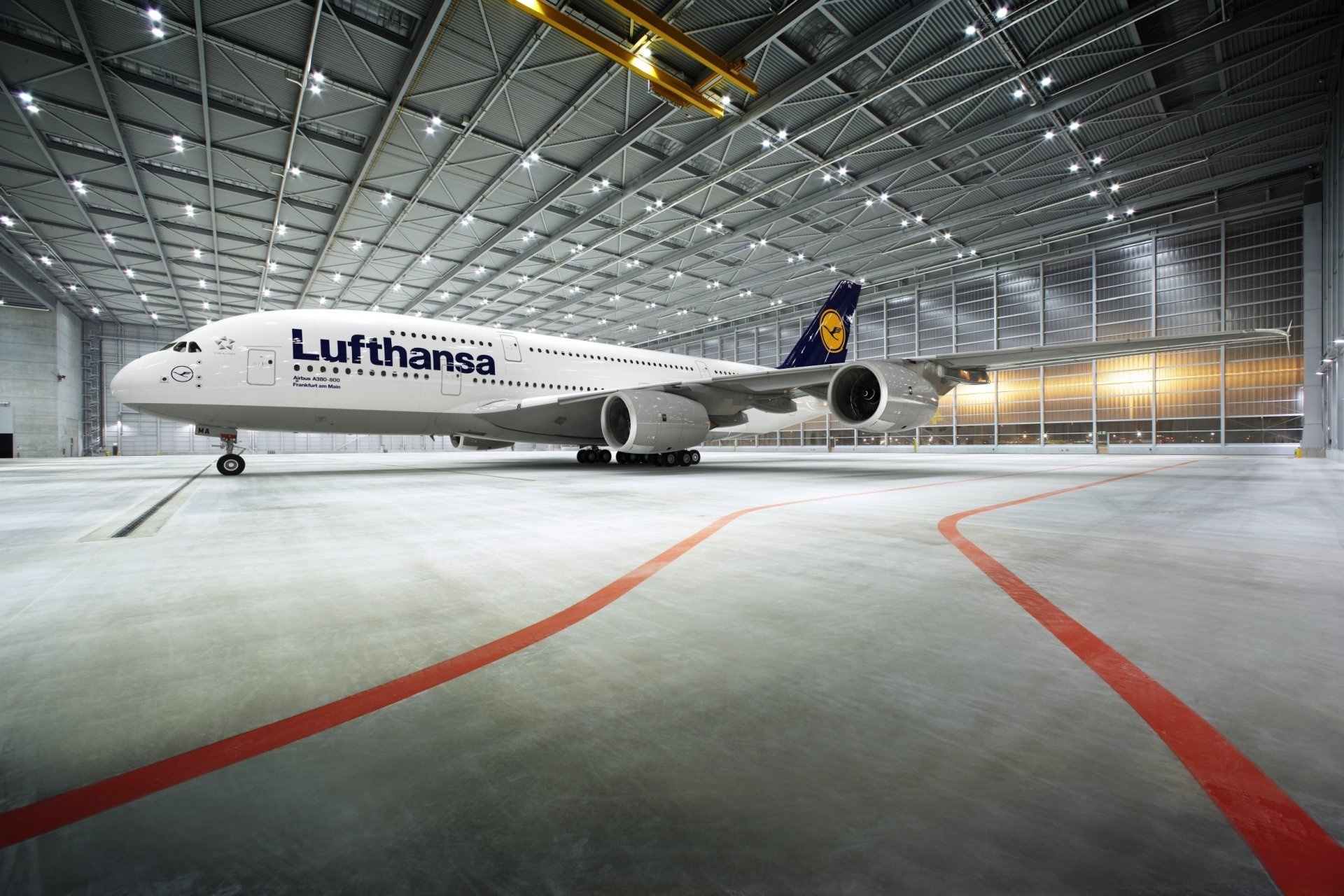 аэробус а380 пассажирский самолет lufthansa лайнер аэропорт ангар освещение