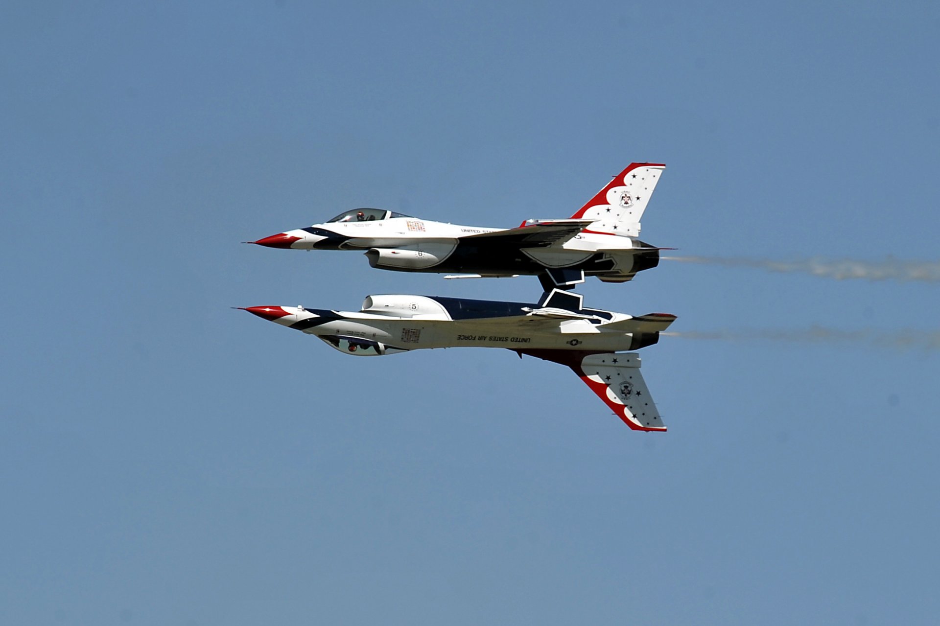 petrels thunderbirds us air force air force mirror calypso aerobatic team aviation sky air f-16 fighting falcon fighter airplane