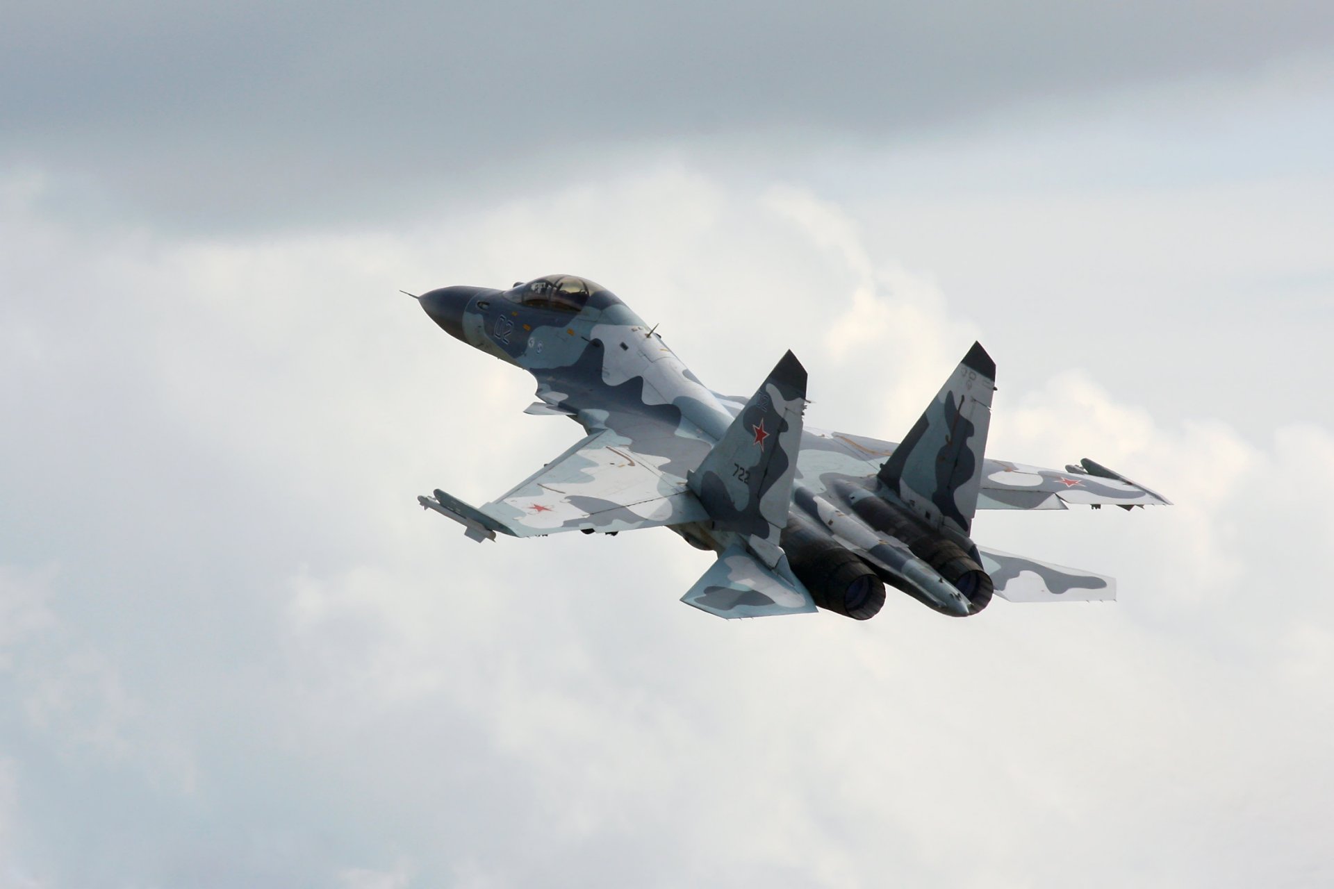 su-35 multipropósito caza avión cielo. vysoita nubes vuelo