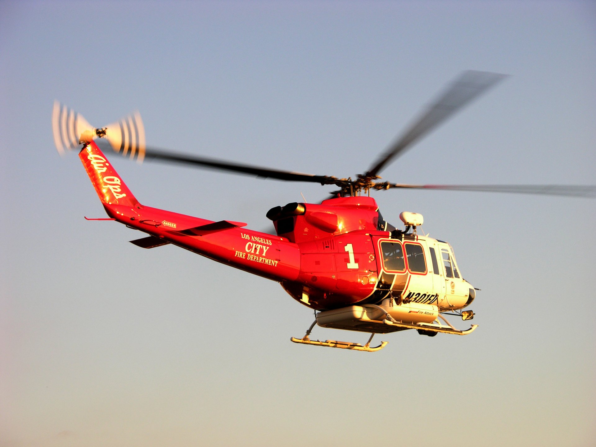 ciel coucher de soleil soir hélicoptère bell los angeles incendie département