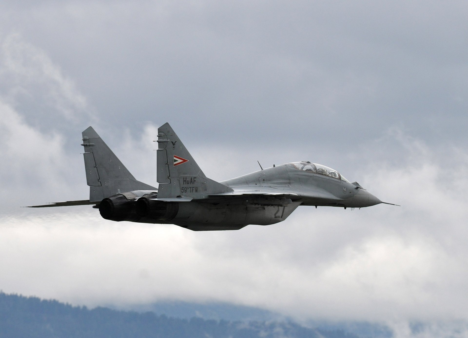 avión mig-29 multiusos caza vuelo altitud foto cielo nubes