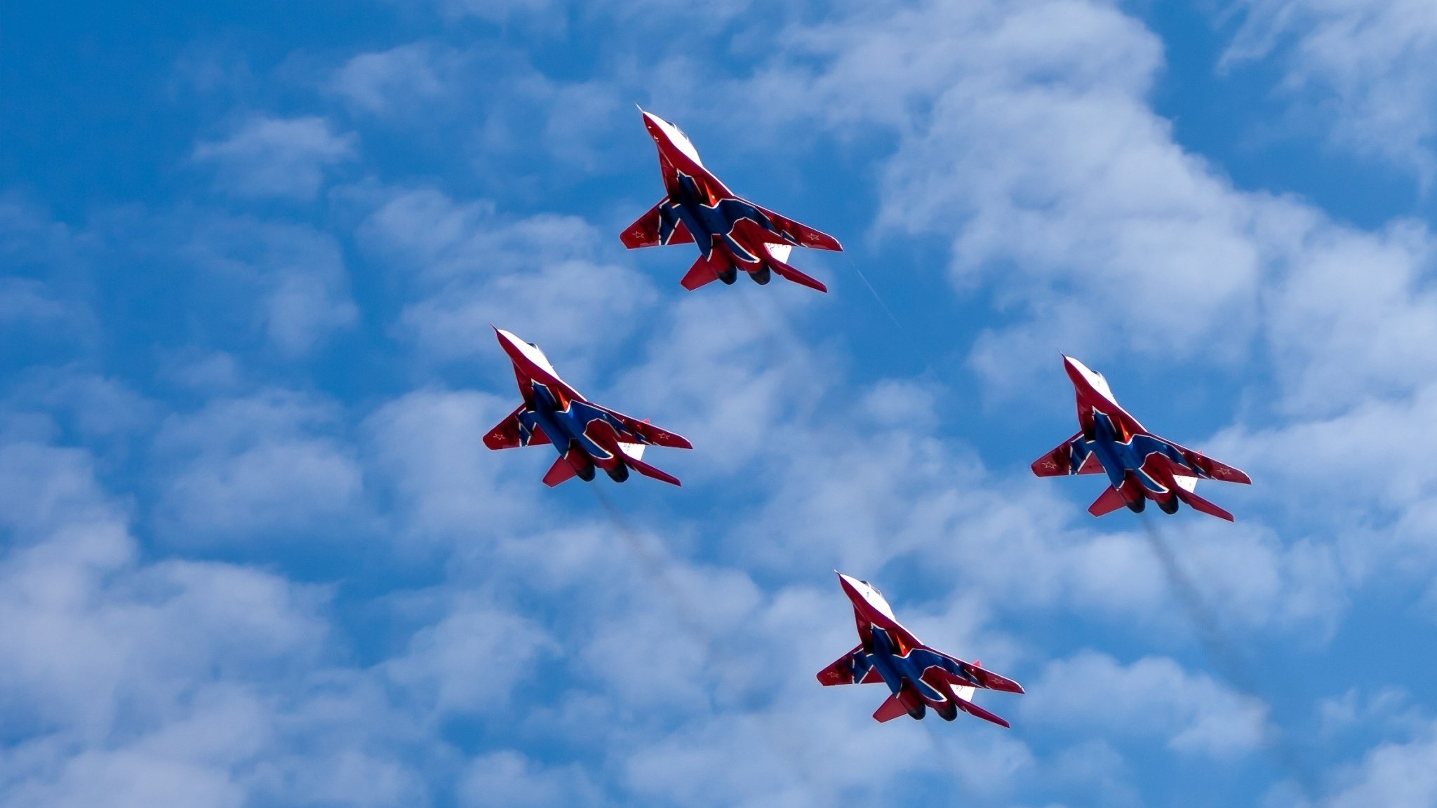 altitude vol mig-29 polyvalent combattant martinets voltige groupe nuages ciel