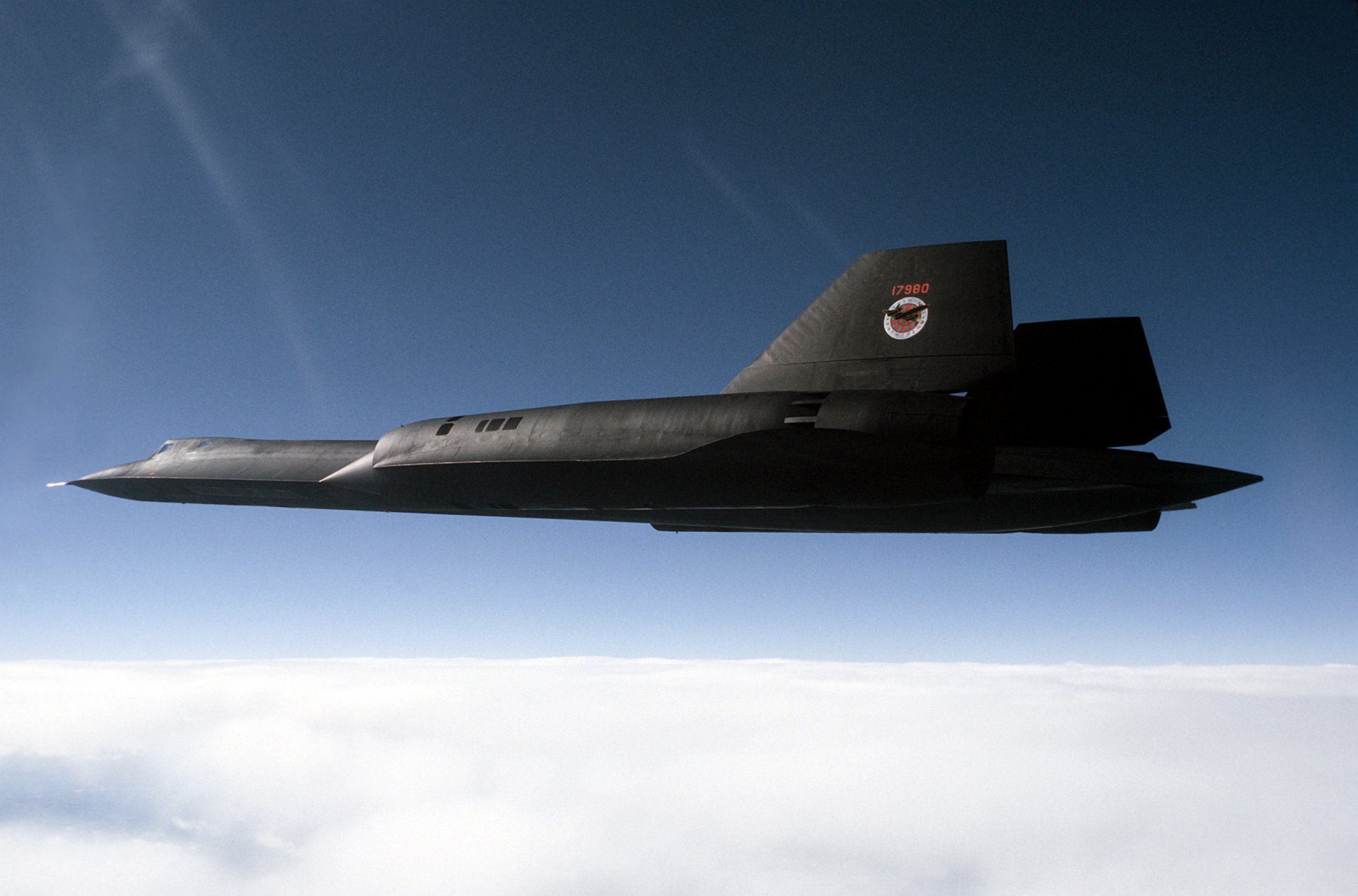 lockheed sr-71 merle stratégique supersonique scout us air force nuages ciel altitude vol photo