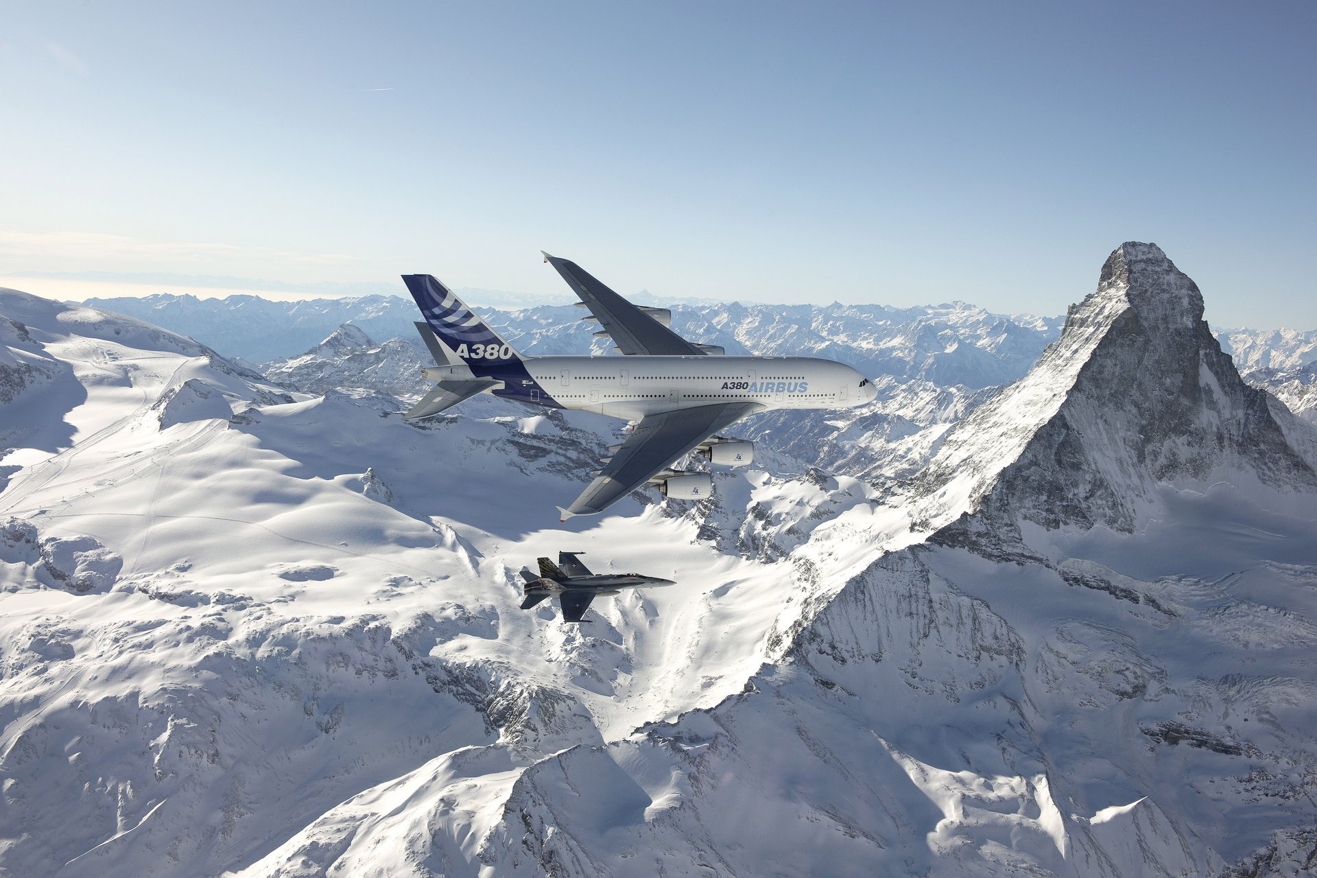 airbus a380 passeggero aereo di linea mcdonnell f / a-18 hornet deck fighter bomber cielo di volo altitudine montagna neve