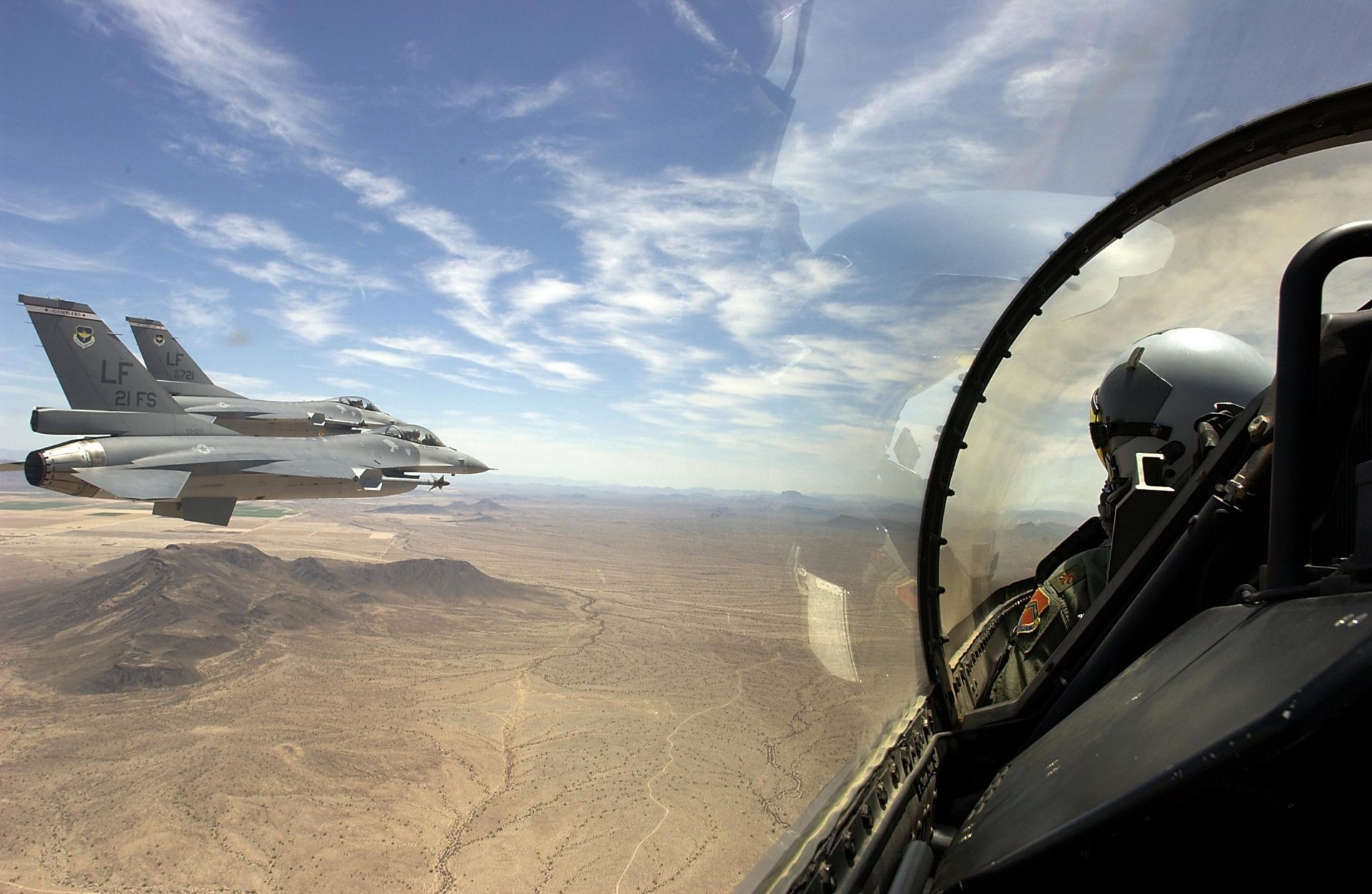 aviones de combate piloto paisaje desierto naturaleza montañas cielo panorama cabina fondo de pantalla