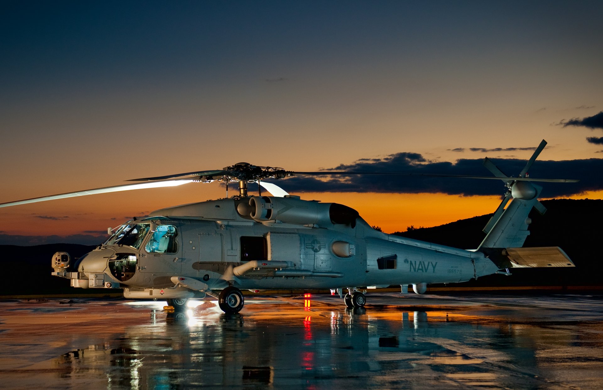 sikorsky sh-60 sea hawk multiusos base aeródromo montañas nubes cielo puesta del sol