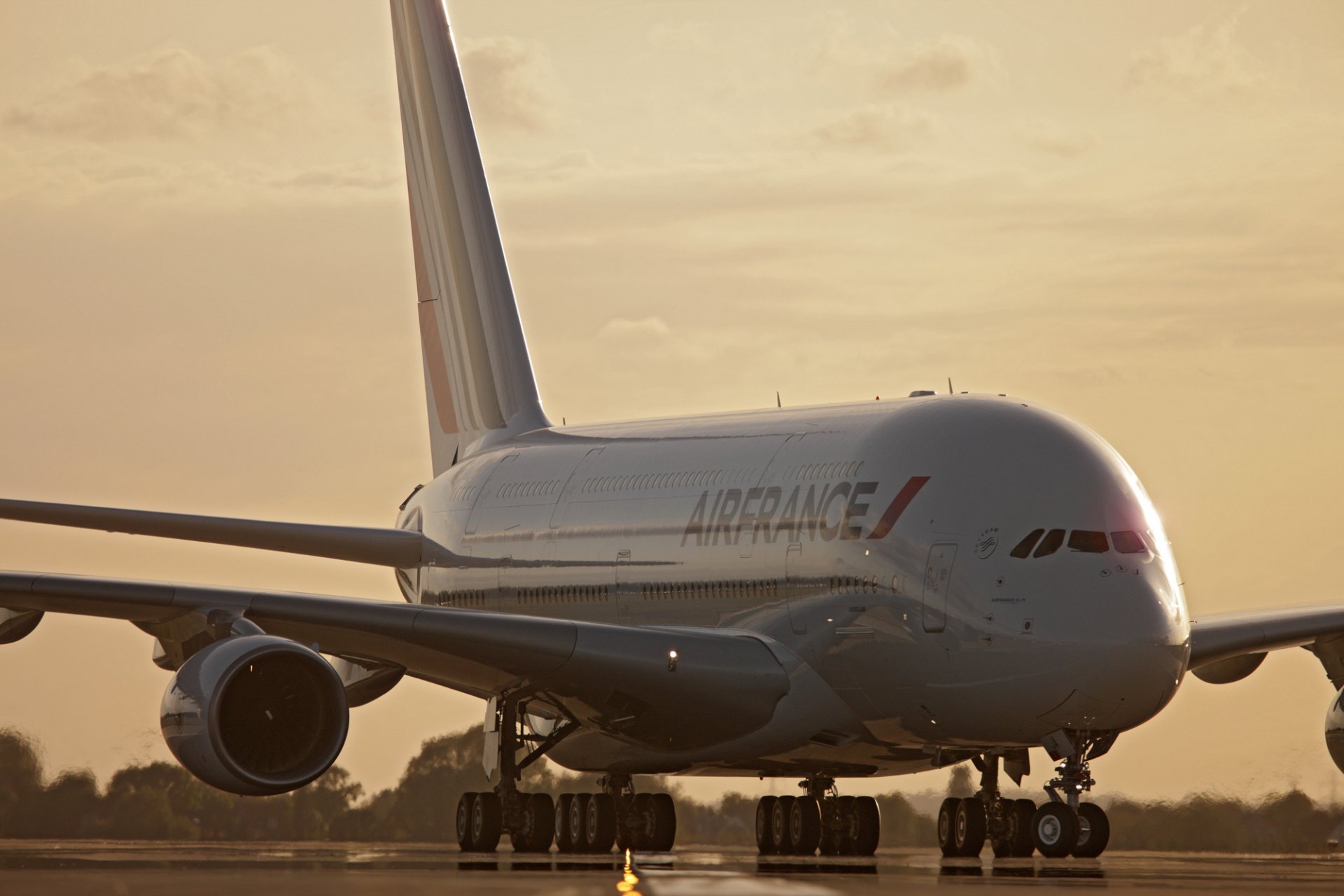 airbus a380 liniowiec lotnisko pasażer samolot air france pasek wieczór zachód słońca niebo chmury zdjęcie