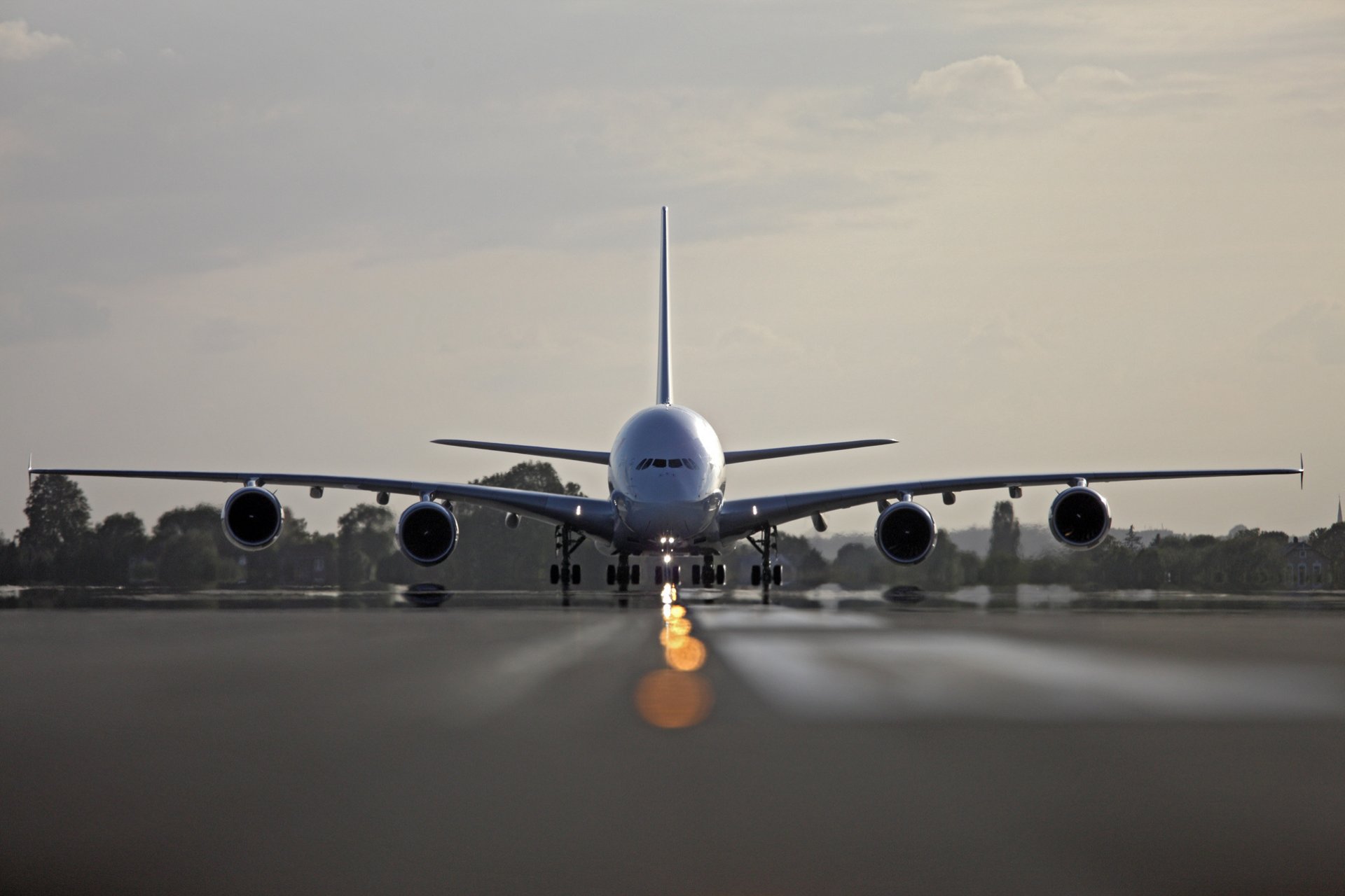 liniowiec airbus a380 samolot air france lotnisko start pas niebo chmury drzewa