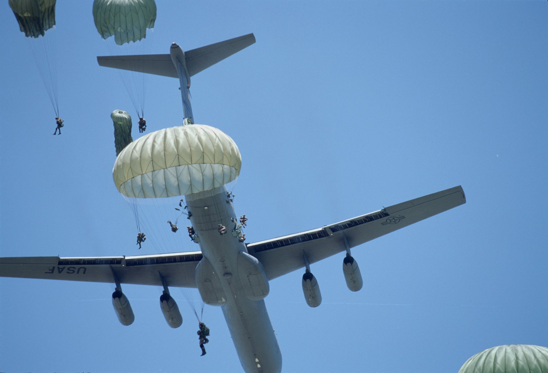 sprung landung militär flugzeug c-141b