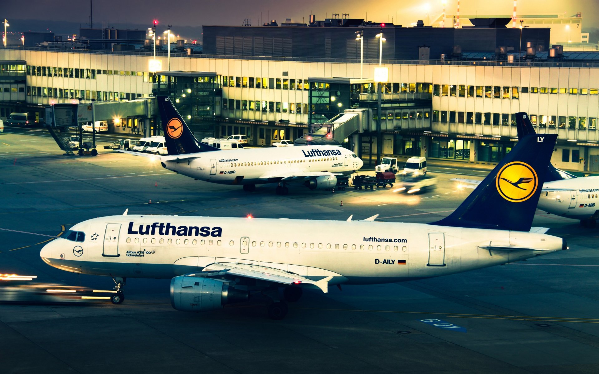 lufthansa lotnisko wieczór