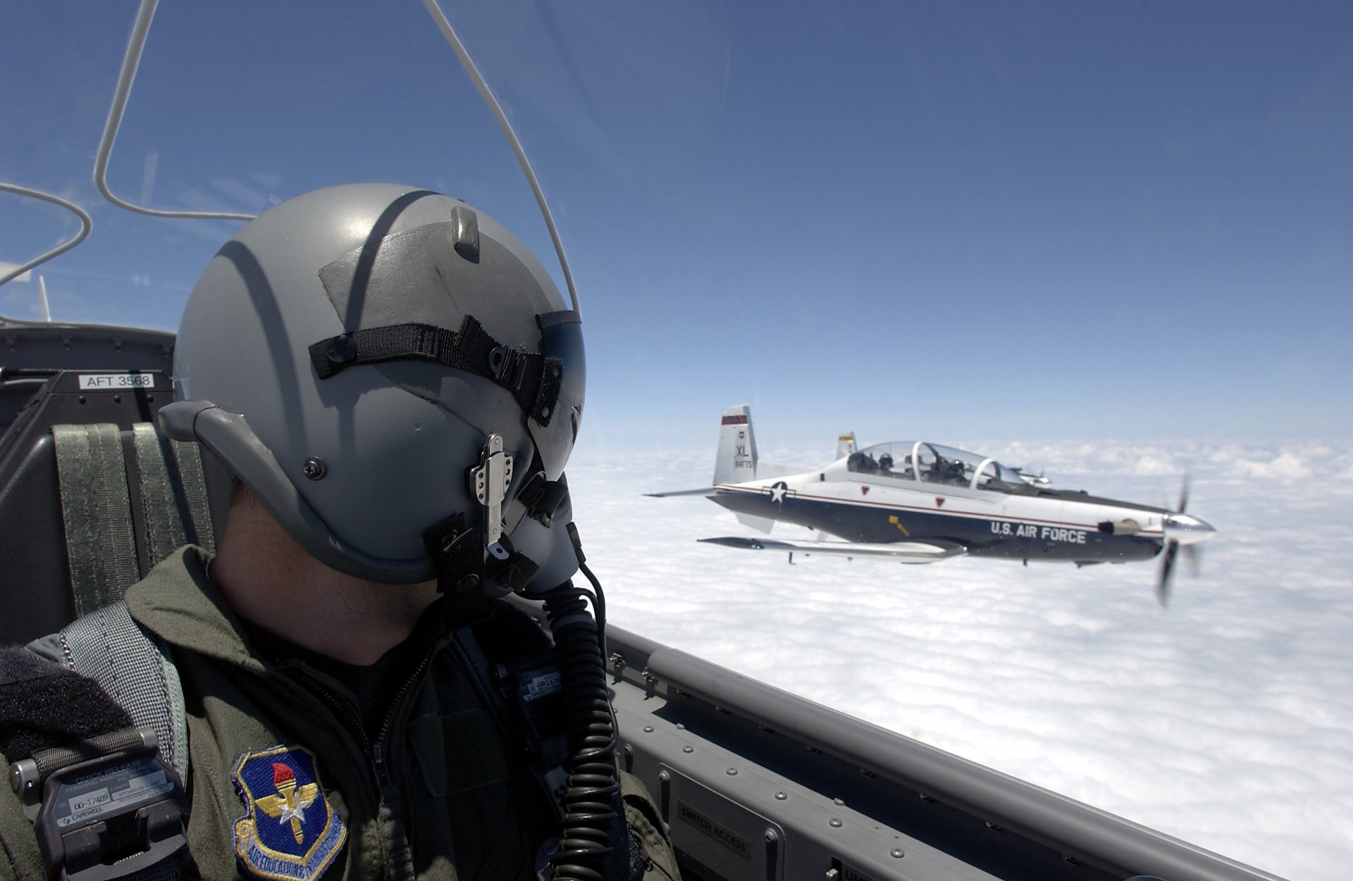 militär flugzeug luftfahrt himmel wolken pilot kabine helm hintergrundbilder