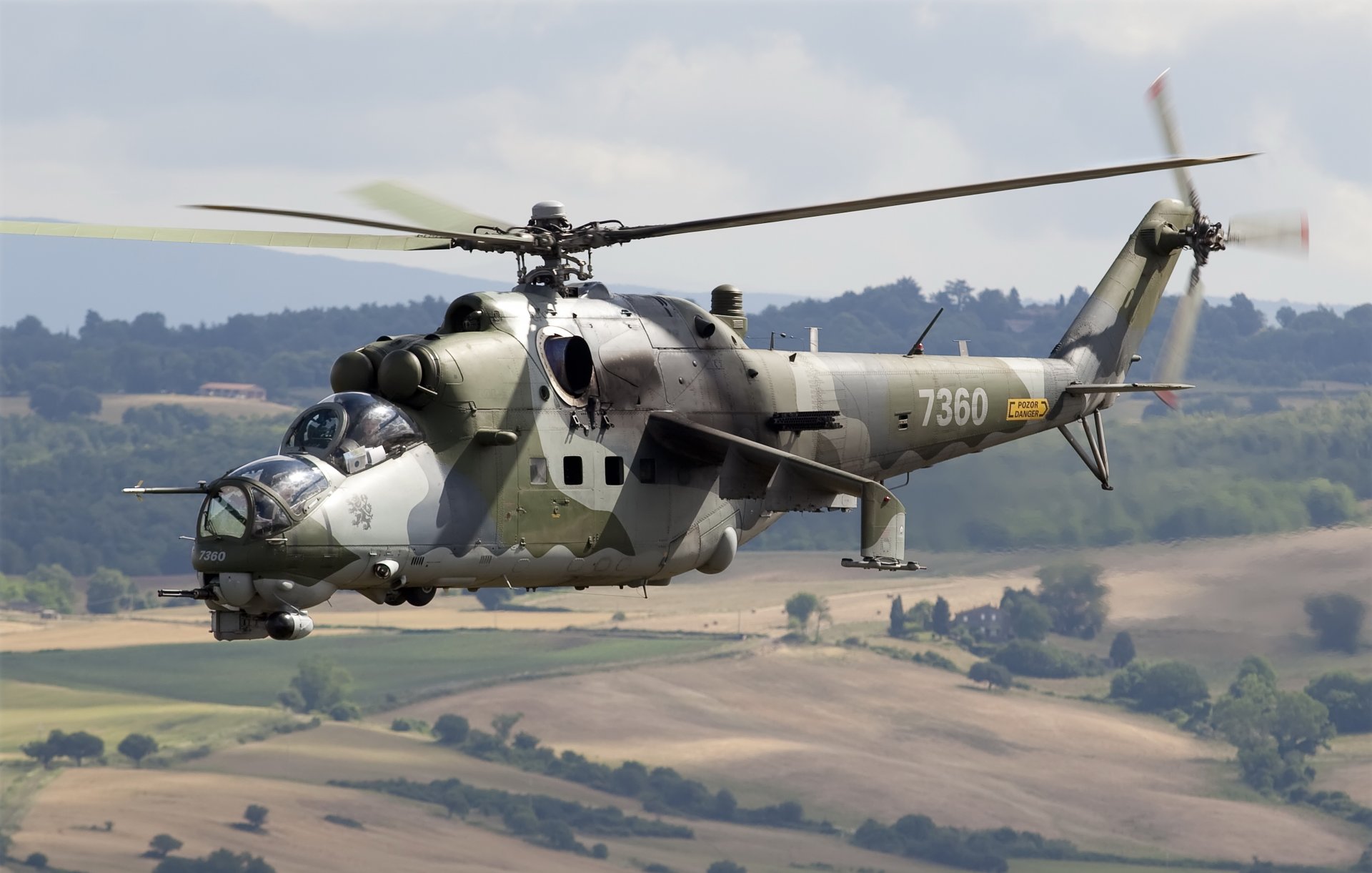 mi-24 sovietico trasporto e combattimento volo visota terra alberi cielo nuvole