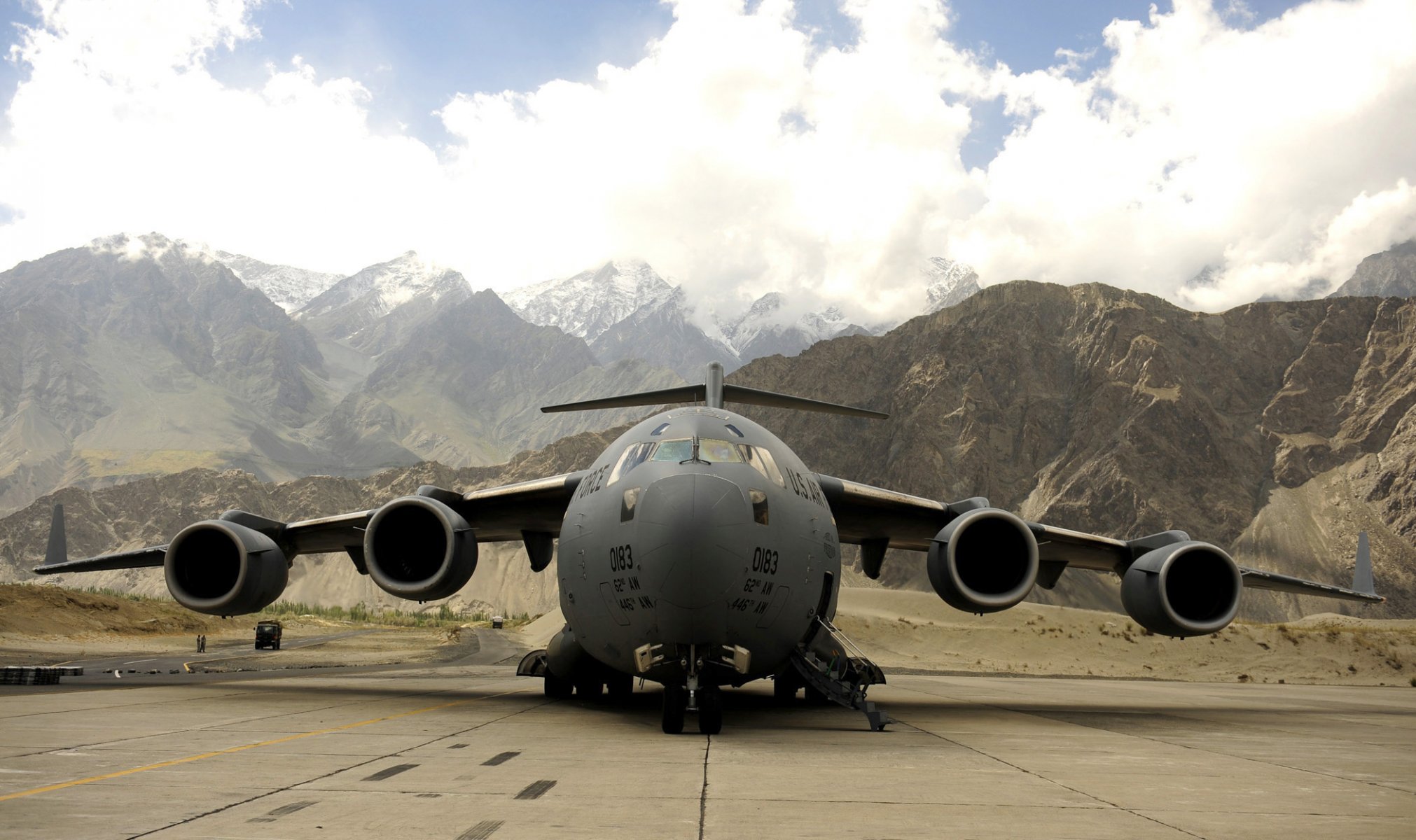 flugzeug foto flugplatz berge tal wolken himmel militär luftfahrt