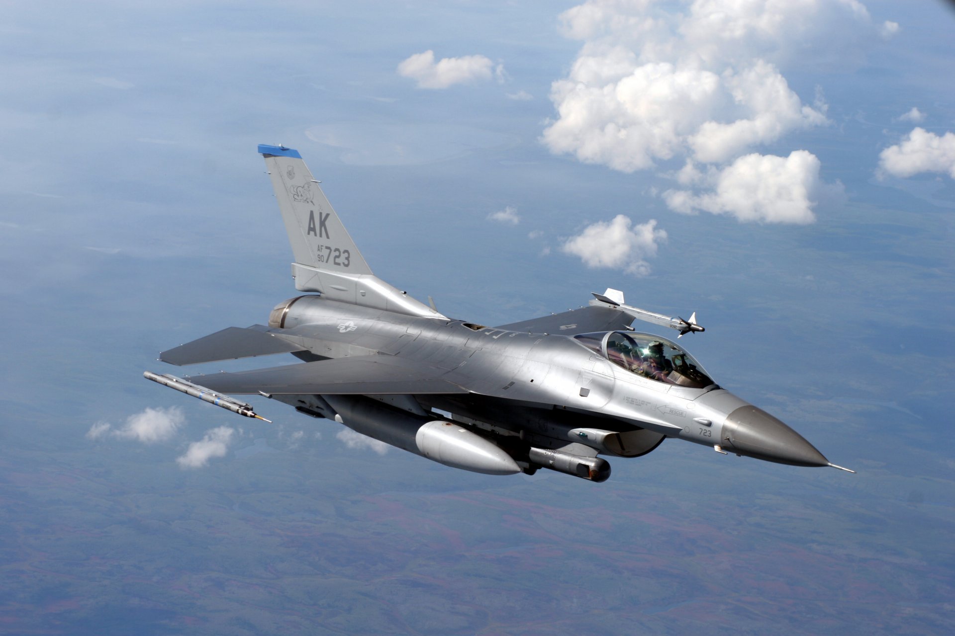 altitude f-16 combat polyvalent combattant vol nuages ciel militaire aviation