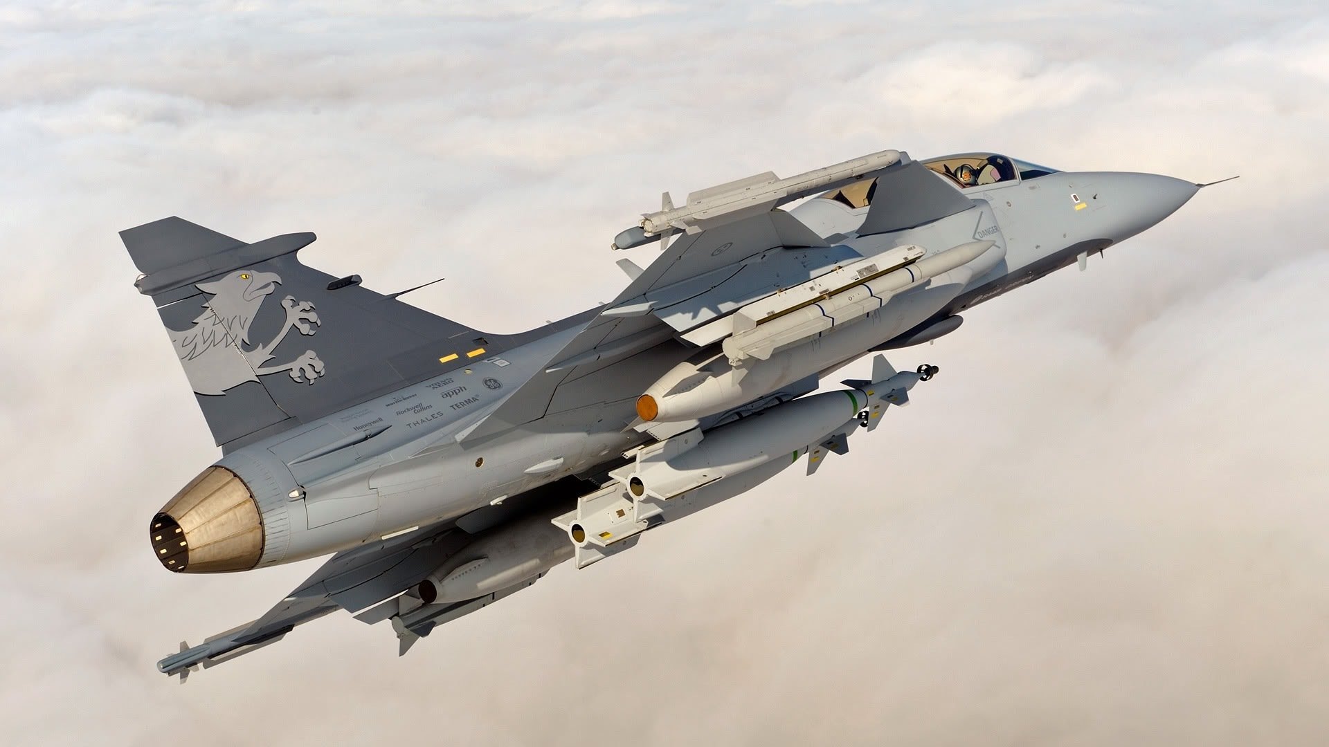 avión caza nubes altitud cielo saab jas gripen