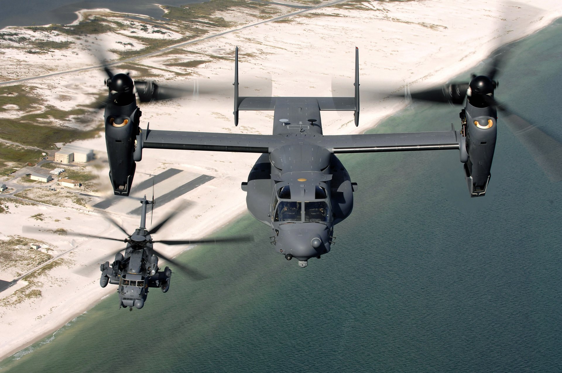 helicópteros vuelo altitud tierra militar base costa playa arena agua mar helicóptero sikorsky mn - 53j pave low convertoplan bell v-22 osprey