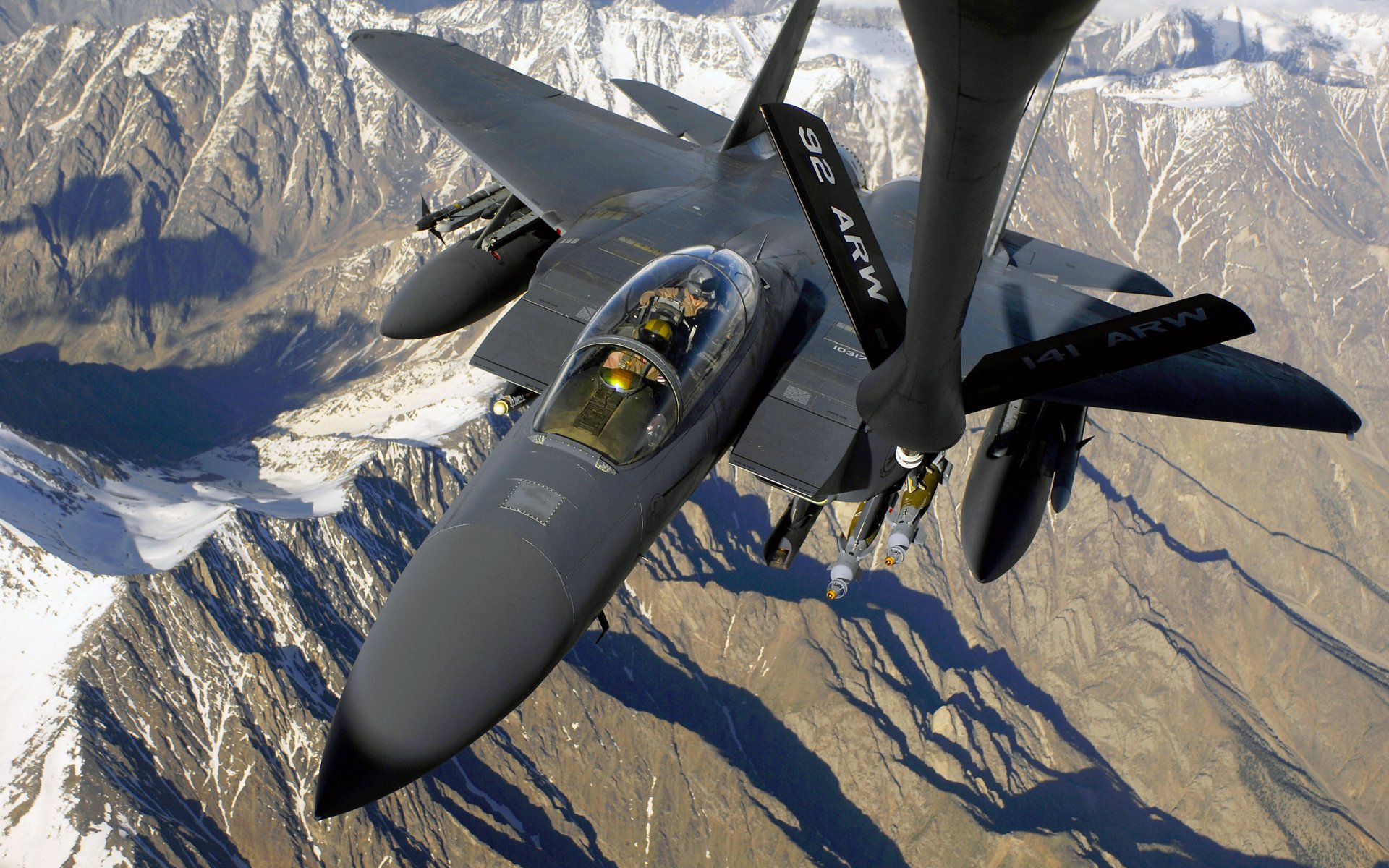 air force f-15e sas militare aereo combattente rifornimento di carburante aviazione cielo terra montagna pilota cabina di guida sfondi