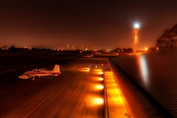 Avión en el estacionamiento nocturno del aeropuerto