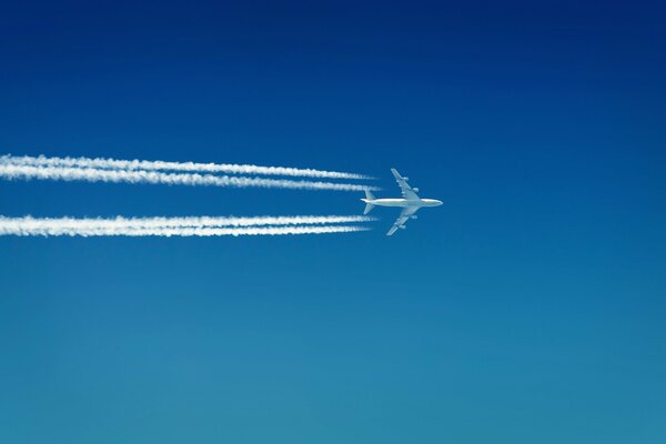 Ein Flugzeug, das einen schneeweißen Helm im Himmel hinterlässt