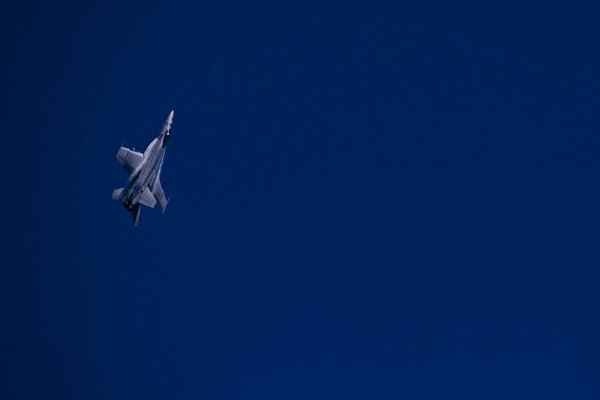 Das Flugzeug fliegt hoch in den Himmel