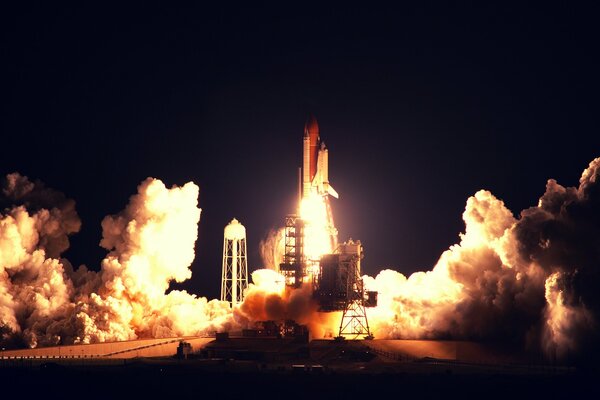 Lanzamiento del cohete Shuttle en el puerto espacial