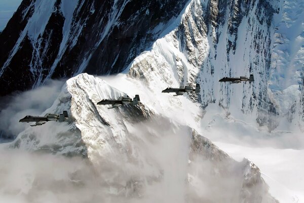 Kampfjets in den schneebedeckten Bergen des pazifischen Alaskan-Gebirges