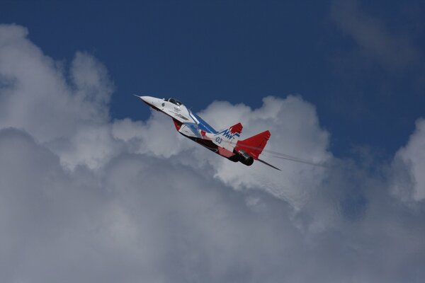 MIG-29 aerogroy esquila sobre las nubes