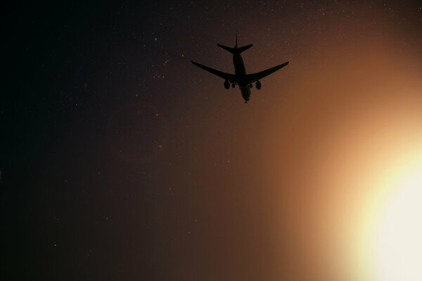 Vuelo nocturno de un avión en las estrellas