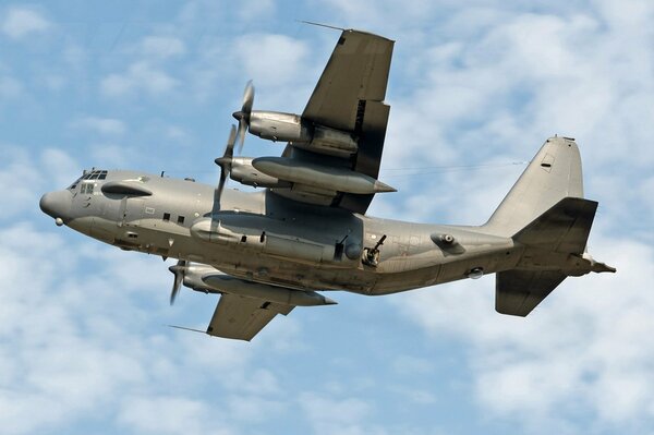 Aereo inglese nel cielo blu