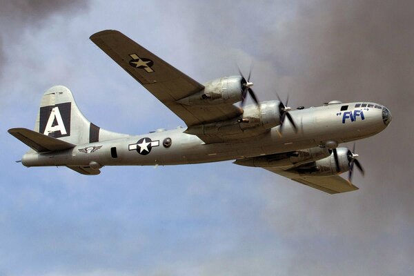 B-29A Boeing en el cielo superfortess