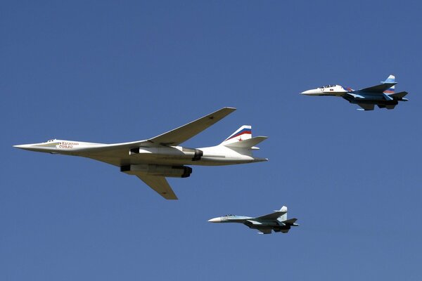 Deux avions comme un cygne noir et blanc